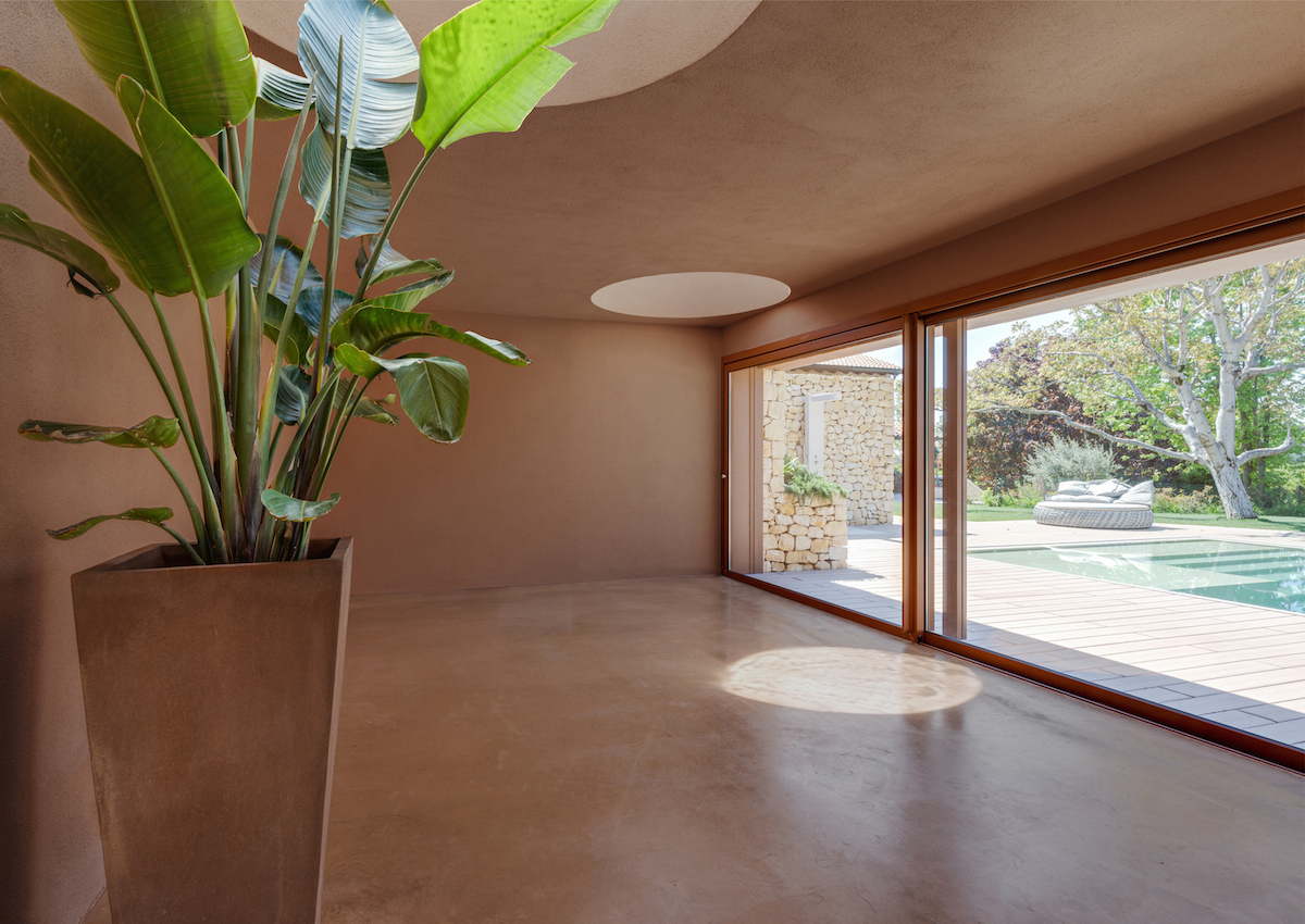 Okrúhle strešné okná v minimalistickom interiéri relaxačnej časti