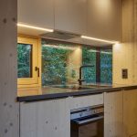 Smreková štýlová kuchyňa a jedáleň s výhľadom na priehradu