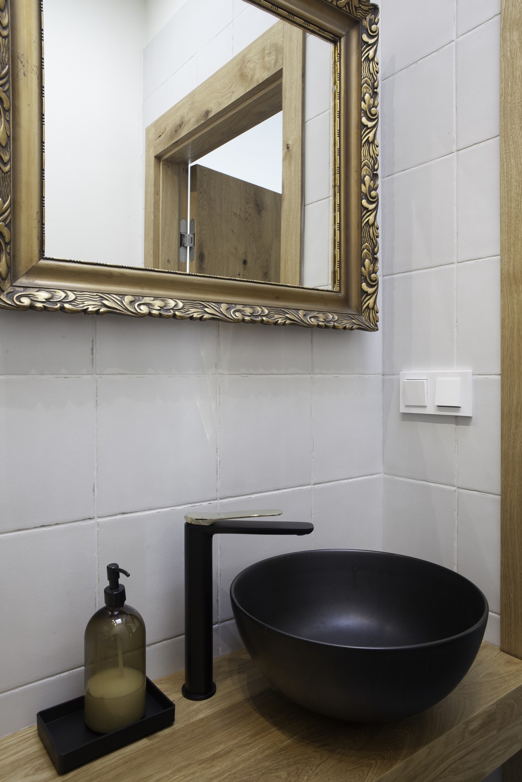 Kúpeľňové zrkadlo v starom ráme