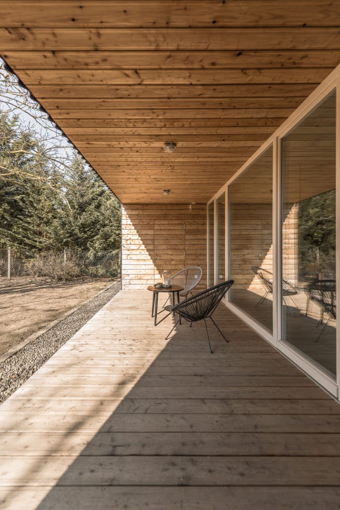 Presklená drevená terasa v jednopodlažnom dome