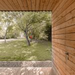 Presklená drevená terasa v jednopodlažnom dome