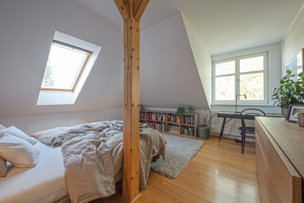 Podkrovná útulná spálňa s dreveným stĺpom