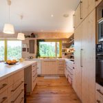 Veľká svetlá drevená kuchyňa s drevenou podlahou