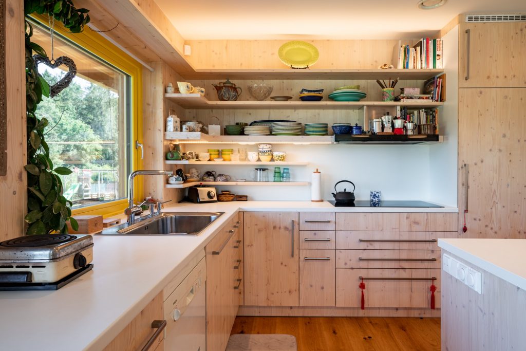 Veľká svetlá drevená kuchyňa s drevenou podlahou