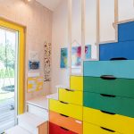 Rohové schodisko s farebným úložným priestorom