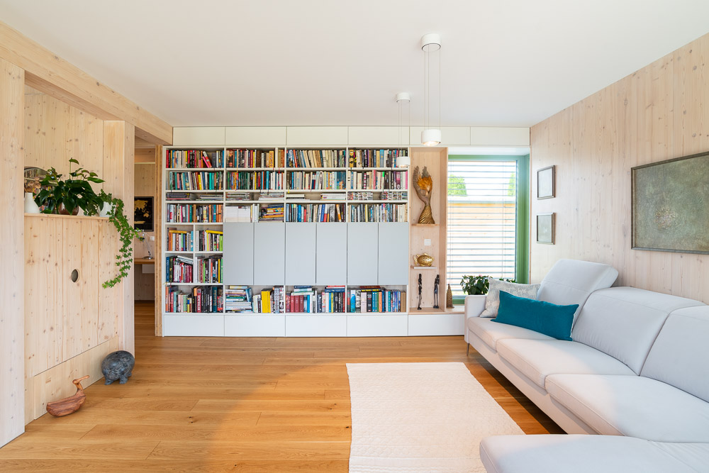 Obývačka s knižnicou v drevostavbe
