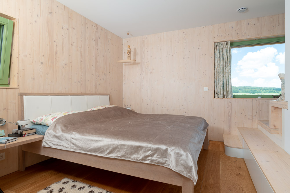 Jednoduchá spálňa v drevostavbe