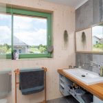 Mramorová kúpeľňa so zeleným oknom