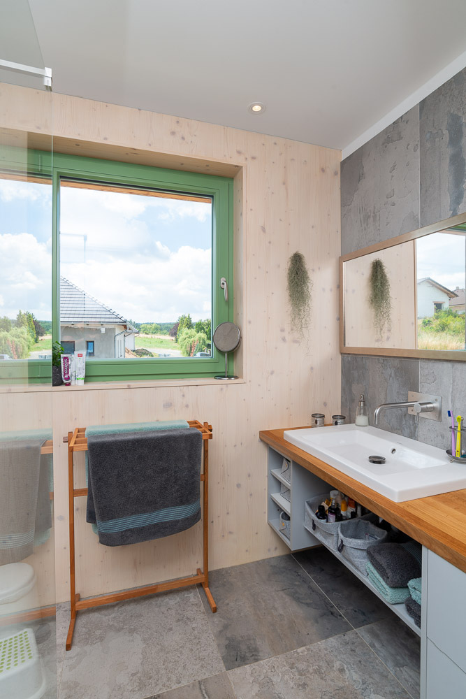 Mramorová kúpeľňa so zeleným oknom