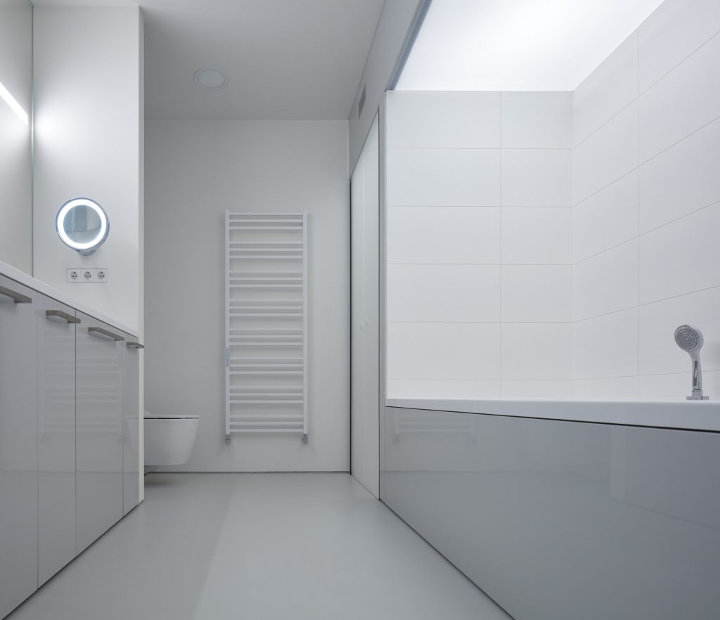 Lesklý moderný minimalistický interiér kúpeľne