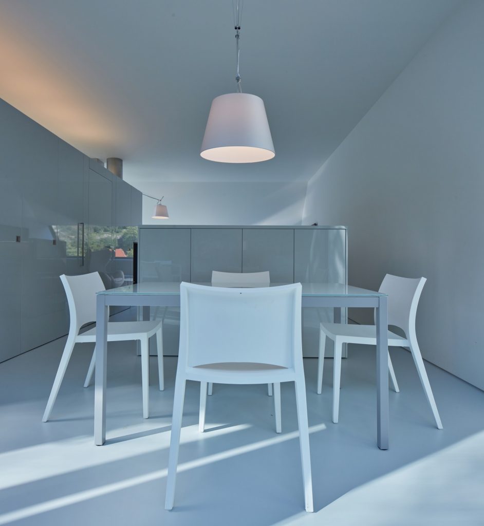 Jedáleň a kuchyňa v modernom bielom interiéri