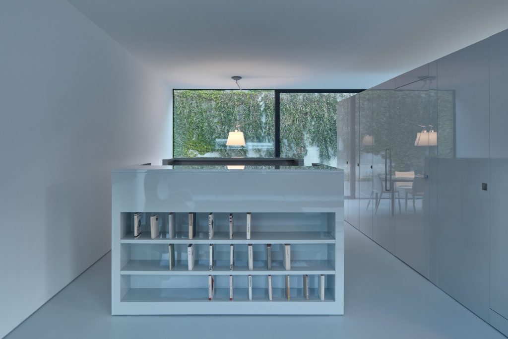 Lesklý moderný minimalistický interiér domu