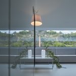Lesklý moderný minimalistický interiér domu s výhľadom
