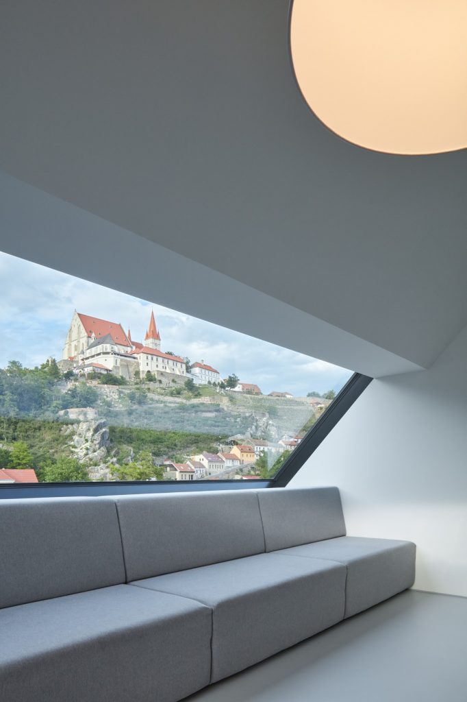 Obývačka v modernom dome s výhľadom na hrad Znojmo