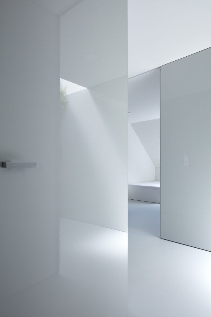 Lesklý moderný minimalistický interiér domu
