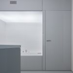 Lesklý moderný minimalistický interiér kúpeľne