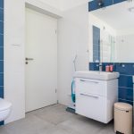 Biela kúpeľňa s modrými kachličkami