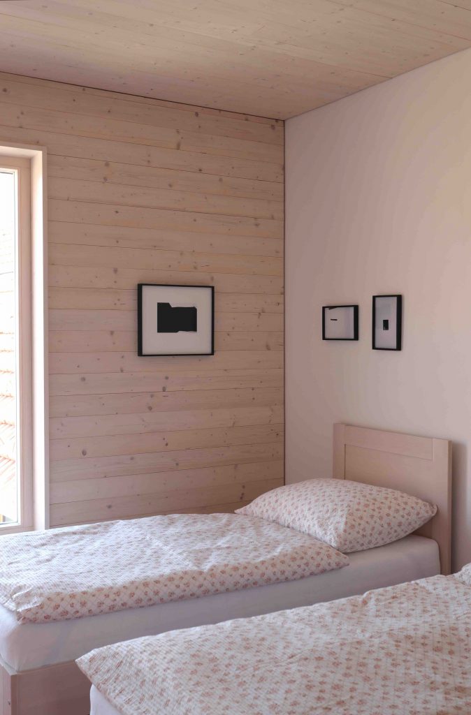 Jemná svetlá drevená spálňa s dekoračnými obrazmi