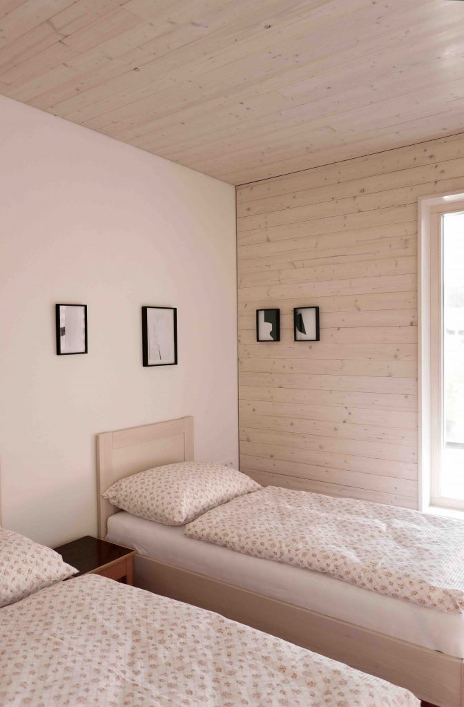 Jemná svetlá drevená spálňa s dekoračnými obrazmi