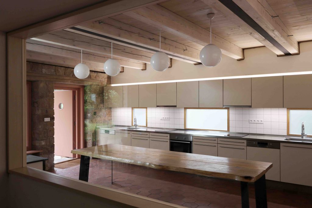 Svetlá kuchyňa s terakotovou podlahou a východom na terasu
