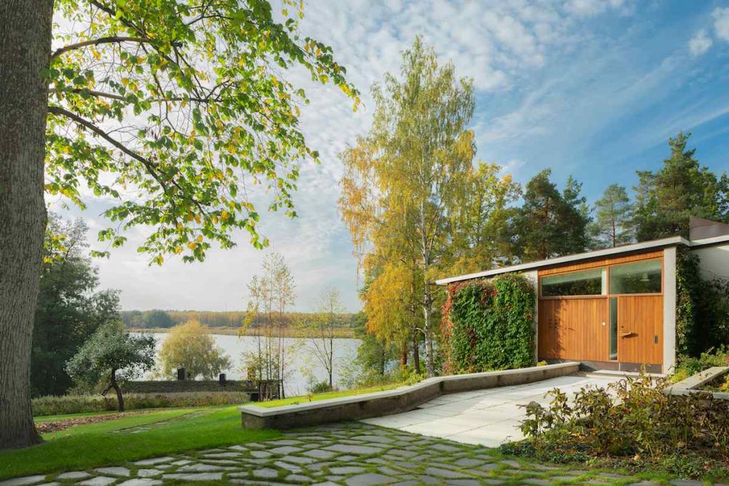 Modernistický dom a drevené stavby pri jazere neďaleko Helsínk