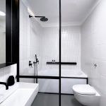 Čiernobiela moderná kúpeľňa