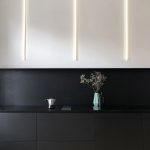 Čiernobiela moderná kuchyňa s vertikálnym led osvetlením