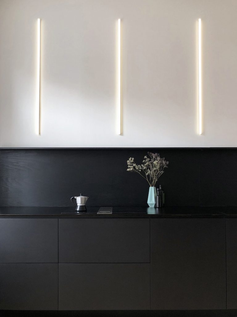 Čiernobiela moderná kuchyňa s vertikálnym led osvetlením