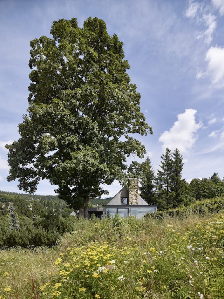 Domček s mohutným kamenným komínom a zimnou záhradou