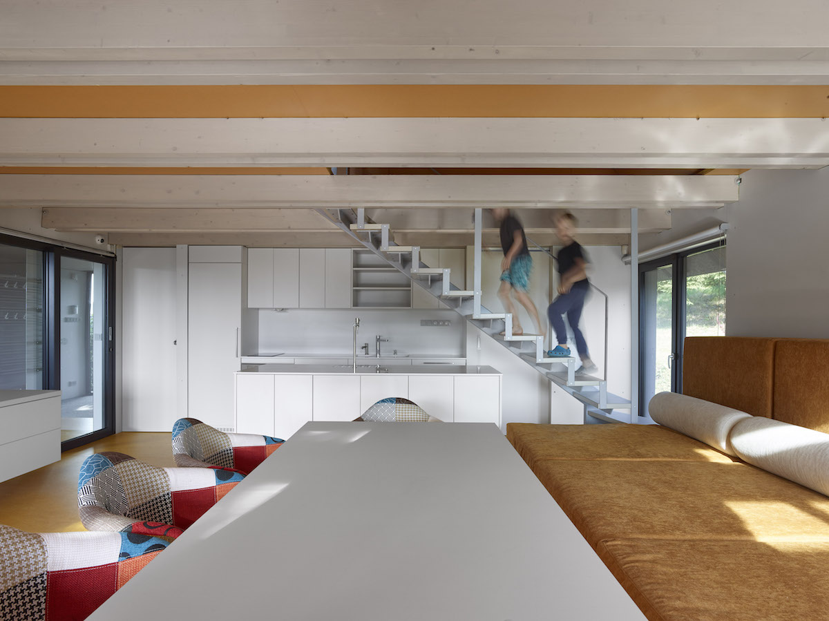 Minimalistický interiér pôsobí vďaka farebnej i materiálovej kombinácii sviežo, príjemne, harmonizujúco, a pritom moderne.