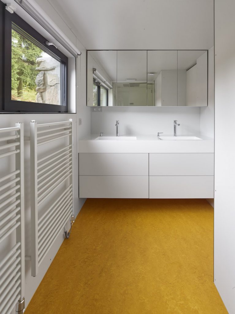 Biela kúpeľňa s oranžovou podlahou