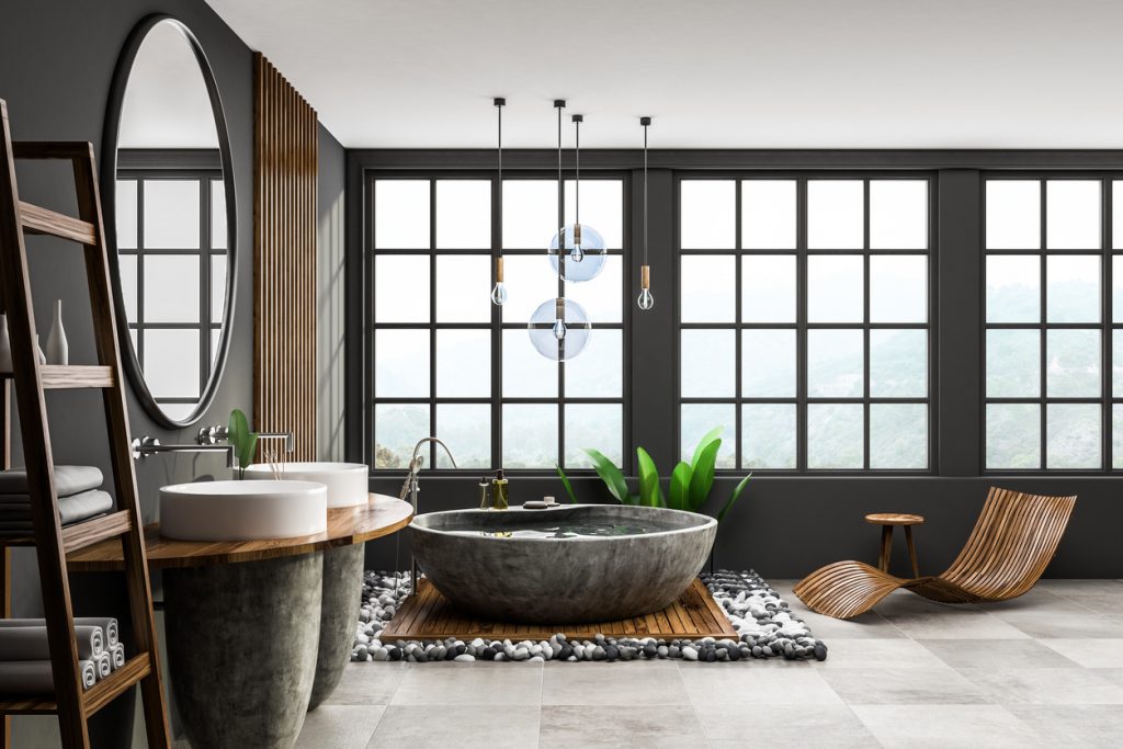 Luxusná sivá kúpeľňa s voľne stojacou vaňou