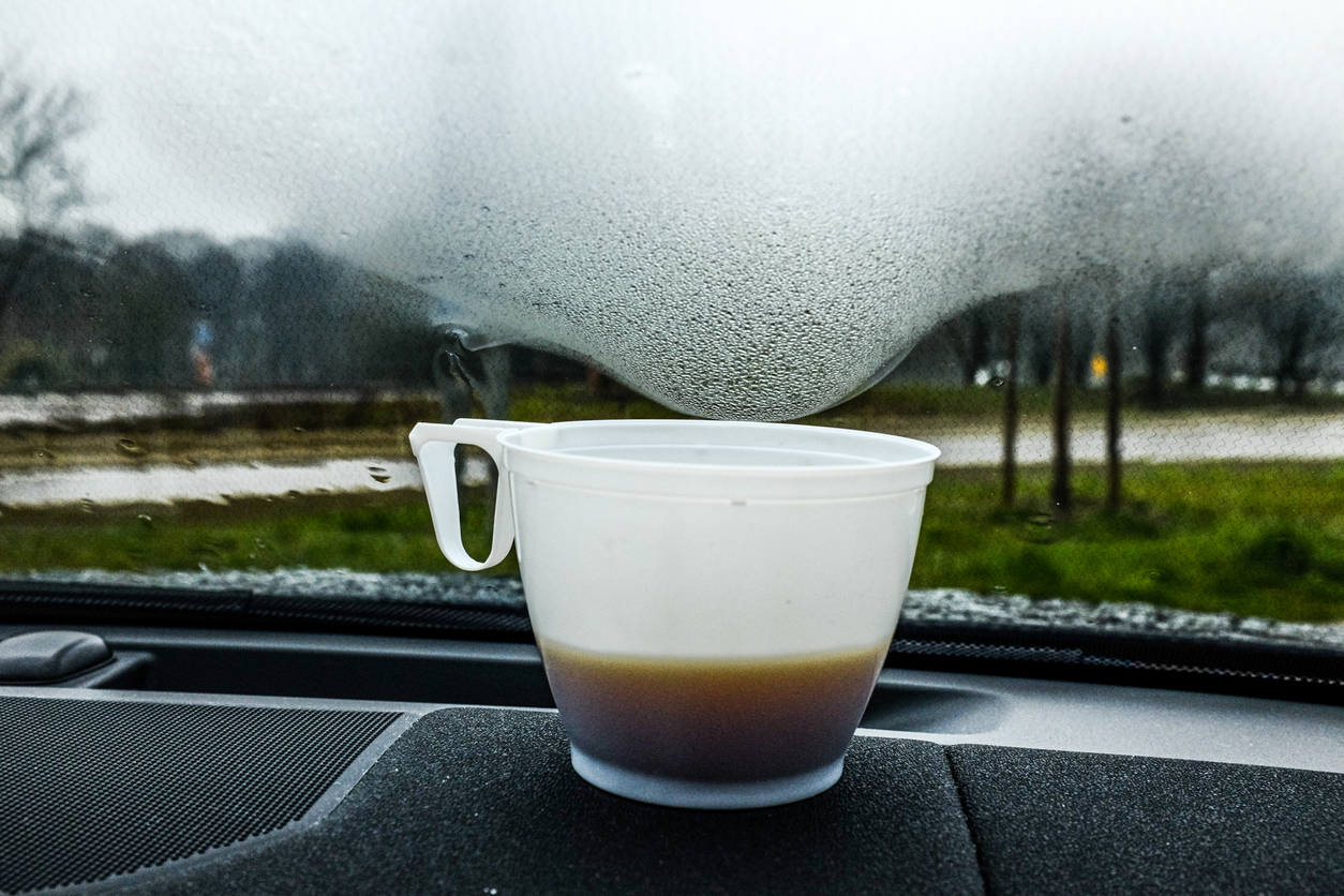 Káva na parapete pred oknom