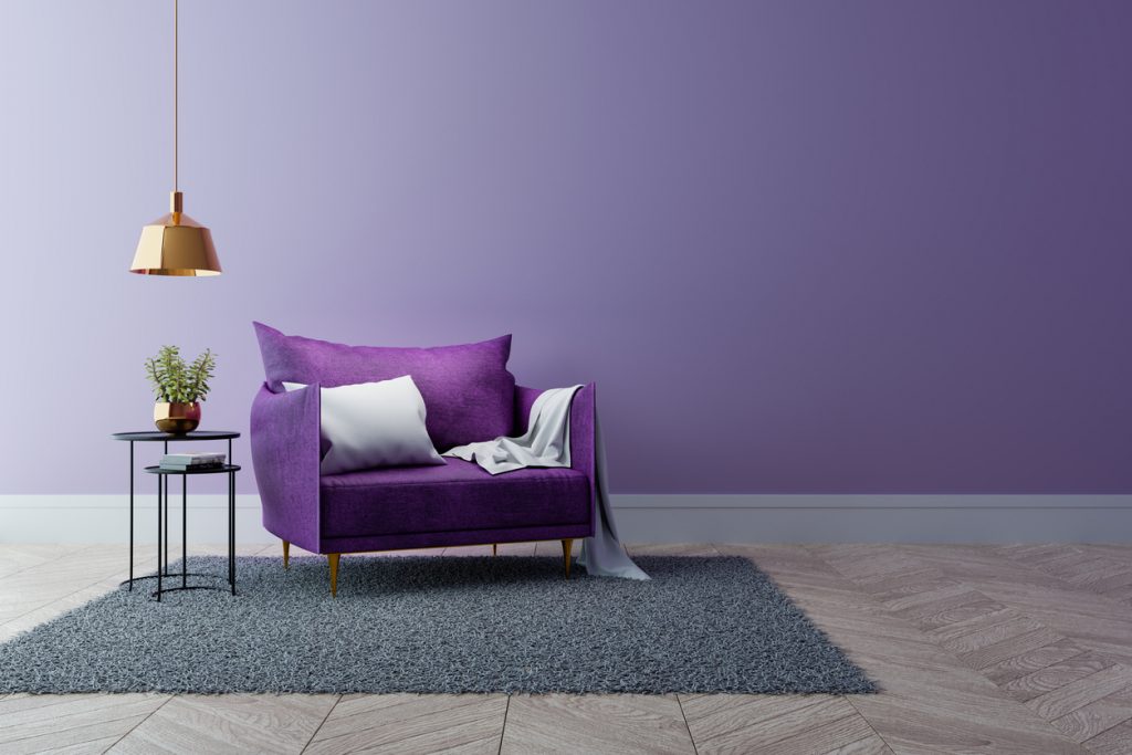 Luxusný moderný interiér s fialovým kreslom