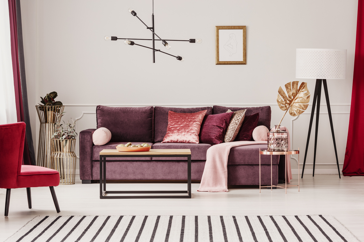 Obývacia izba s fialovou sedačkou