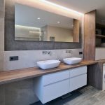 Mramorová hnedá kúpeľňa s úložným priestorm pre práčku
