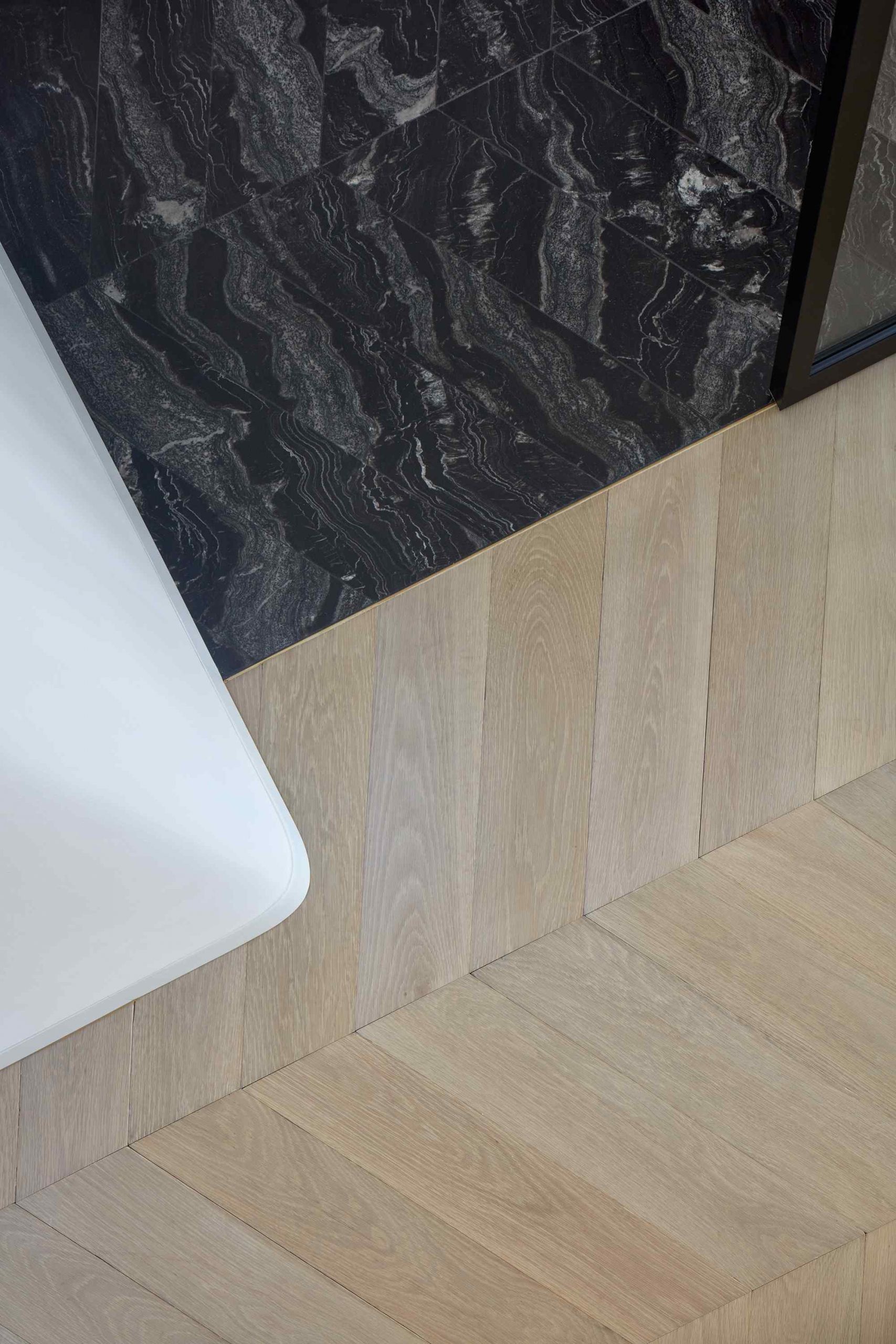 Všetky obytné miestnosti prepája podlaha z masívnych parkiet v kuchyni na ňu nadväzuje na mieru rezaná kamenná dlažba v kuchyni.