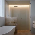 Svetlá Art deco kúpeľňa s voľne stojacou vaňou