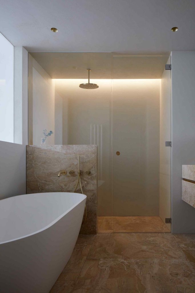 Svetlá Art deco kúpeľňa s voľne stojacou vaňou