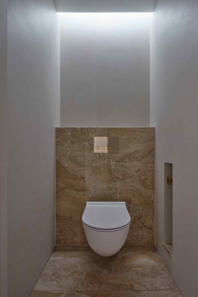 Toaleta s mramorovou stenou a podlahou