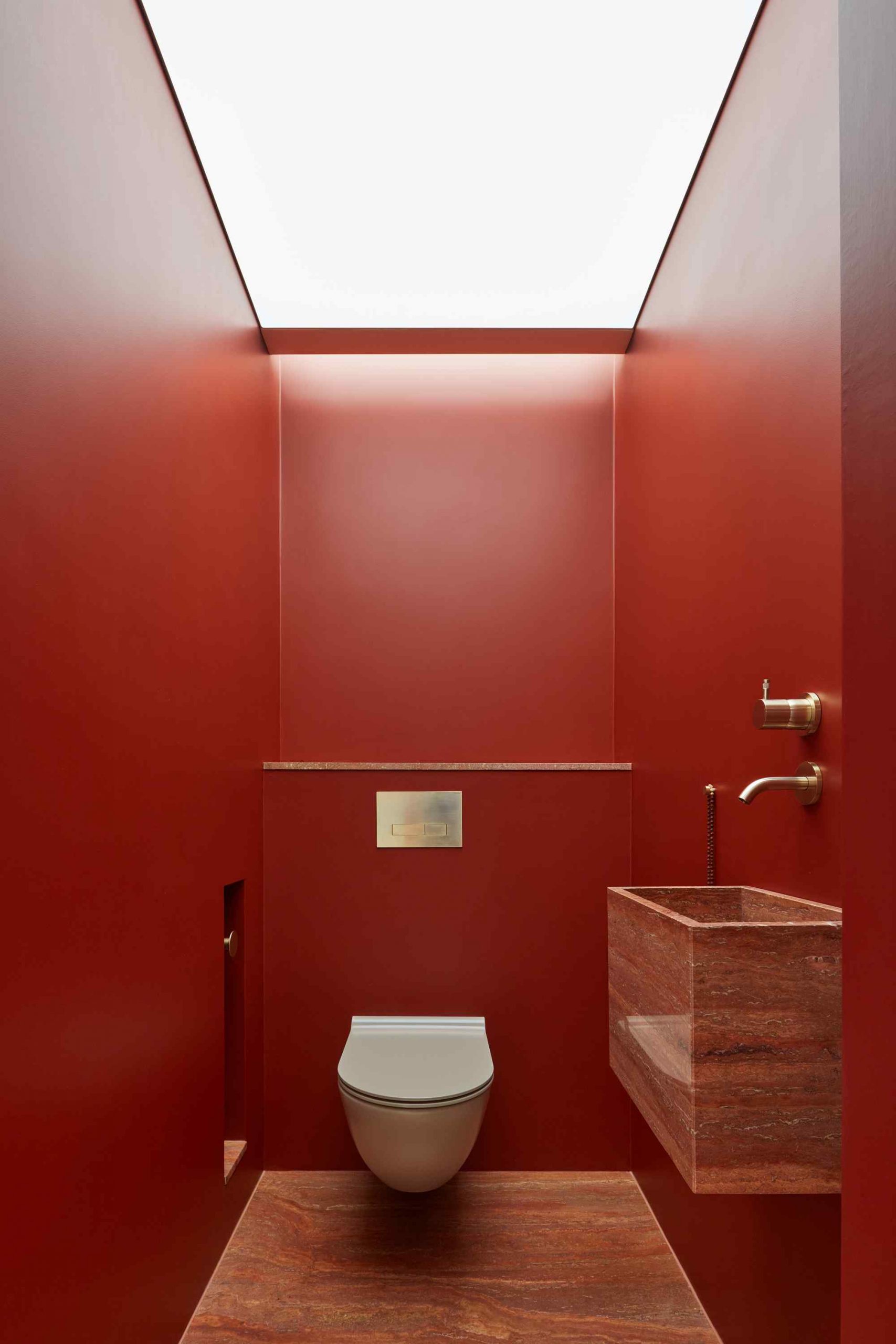 červená toaleta s mramorovou podlahou
