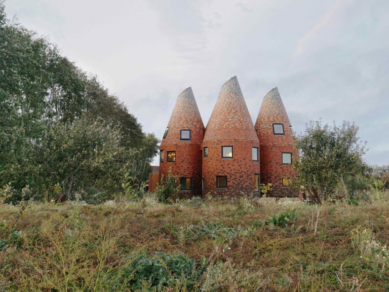 Totálny úlet alebo dokonale premyslené bývanie? Unikátny nízkoenergetický dom tvorí päť vežičiek s oblými múrmi