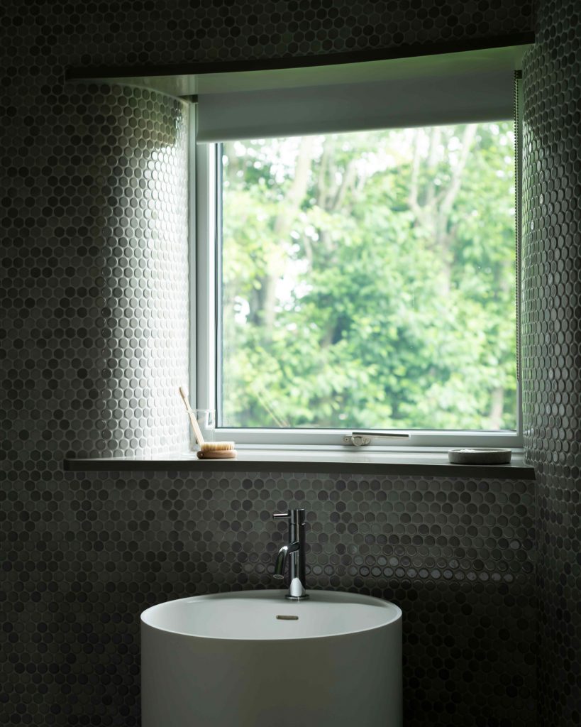 Mozaiková kúpeľňa s okrúhlym umývadlom