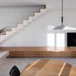 Moderná svetlá obývačka so schodiskom a jedálňou