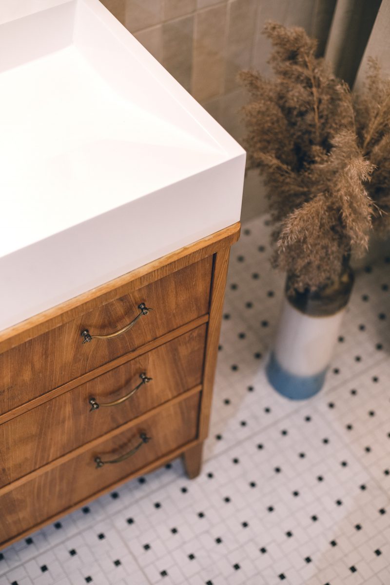 Kúpeľňa kombinuje minimalistické zariadenie v teplej ružovej s odtieňmi béžovej na obdĺžnikových obkladoch zellige.