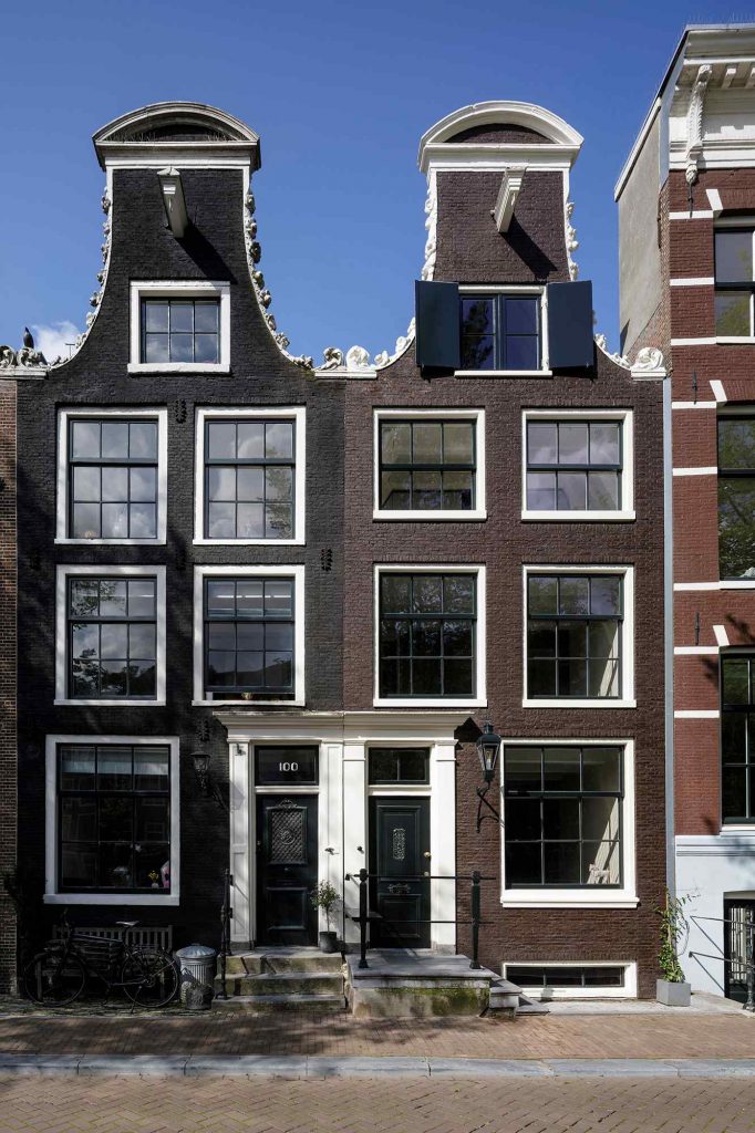 Typický úzky trojpodlažný dom v Amsterdame