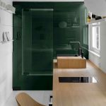 Dubová kuchyňa ukončená hosťovskou izbou za smaragdovým sklom
