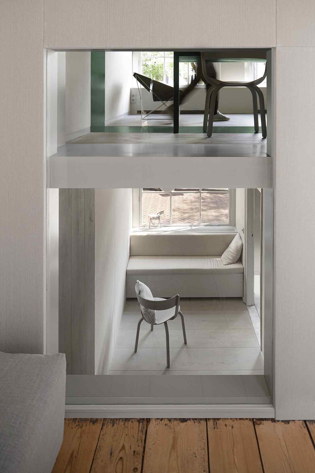 Architektom sa podarilo vytvoriť nezvyčajný priestorový zážitok a prepojiť rôzne priestory tak, že farba alebo povrchová úprava pokračujú z jednej časti do druhej.
