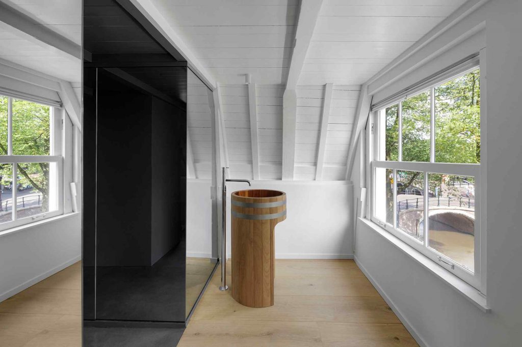 japonské stojace drevené umývadlo v bielej kúpeľni
