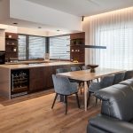 Obývačka s kuchyňou a jedálňou v hnedo sivej a béžovej